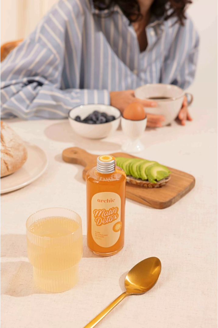 Morning detox cure with cider vinegar and spices
