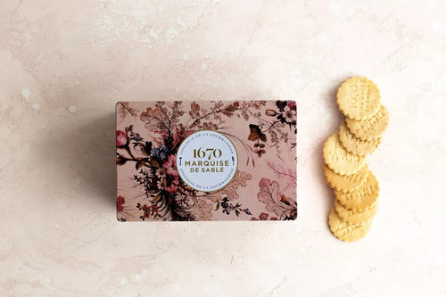 Assorted shortbread biscuits made with pure fresh butter, chocolate chips and salted caramel - metal box Dream in the undergrowth