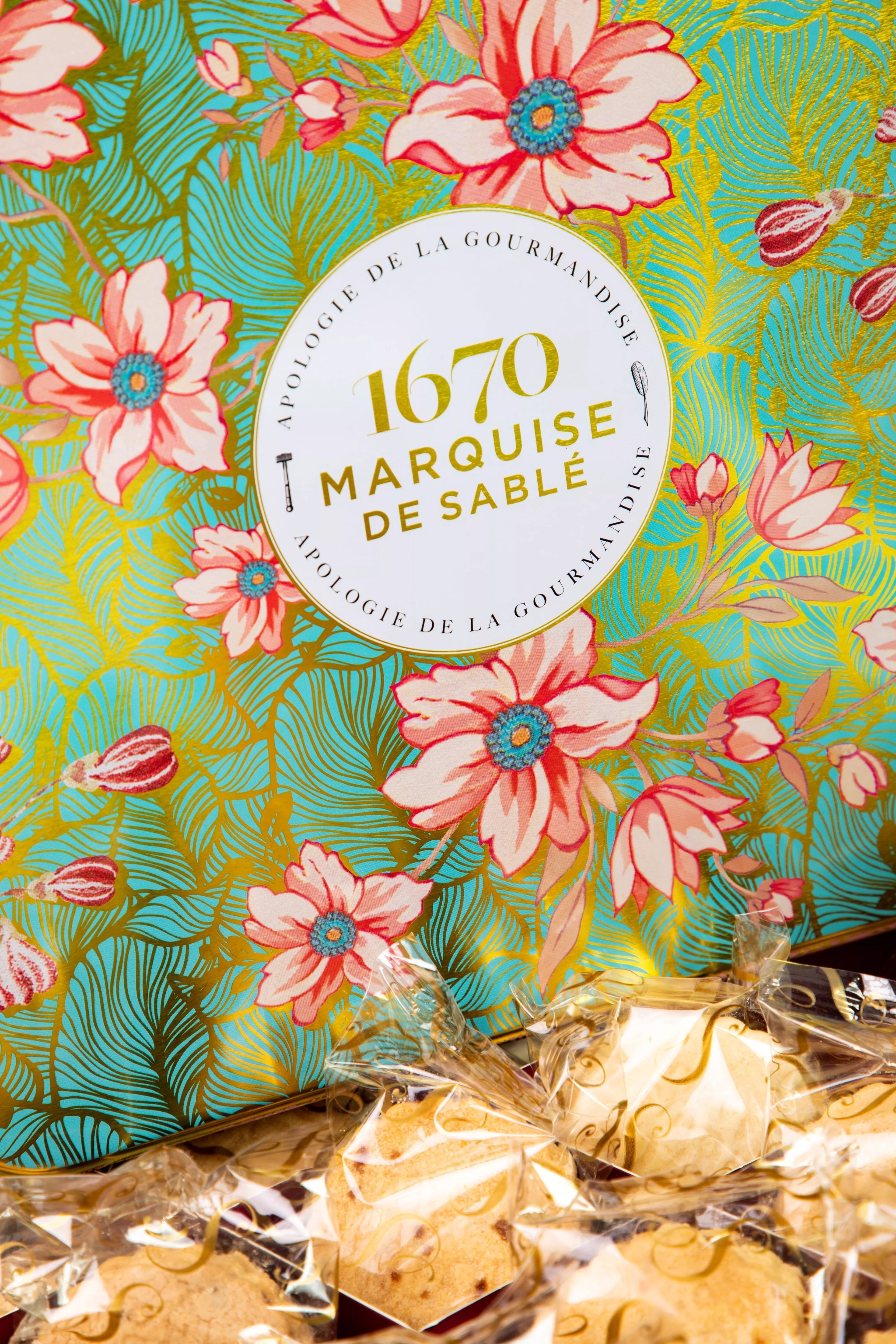 Biscuits sablés assortiment nature pur beurre frais, pépites de caramel beurre salé, de chocolat et d'abricot - coffret métal Féérie végétale