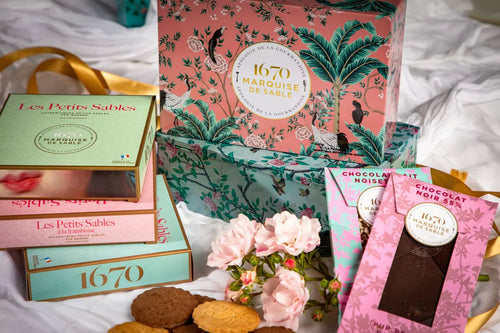 Assorted shortbread biscuits made with all fresh butter, caramel chips, and apricot chips. - La Palmeraie metal box