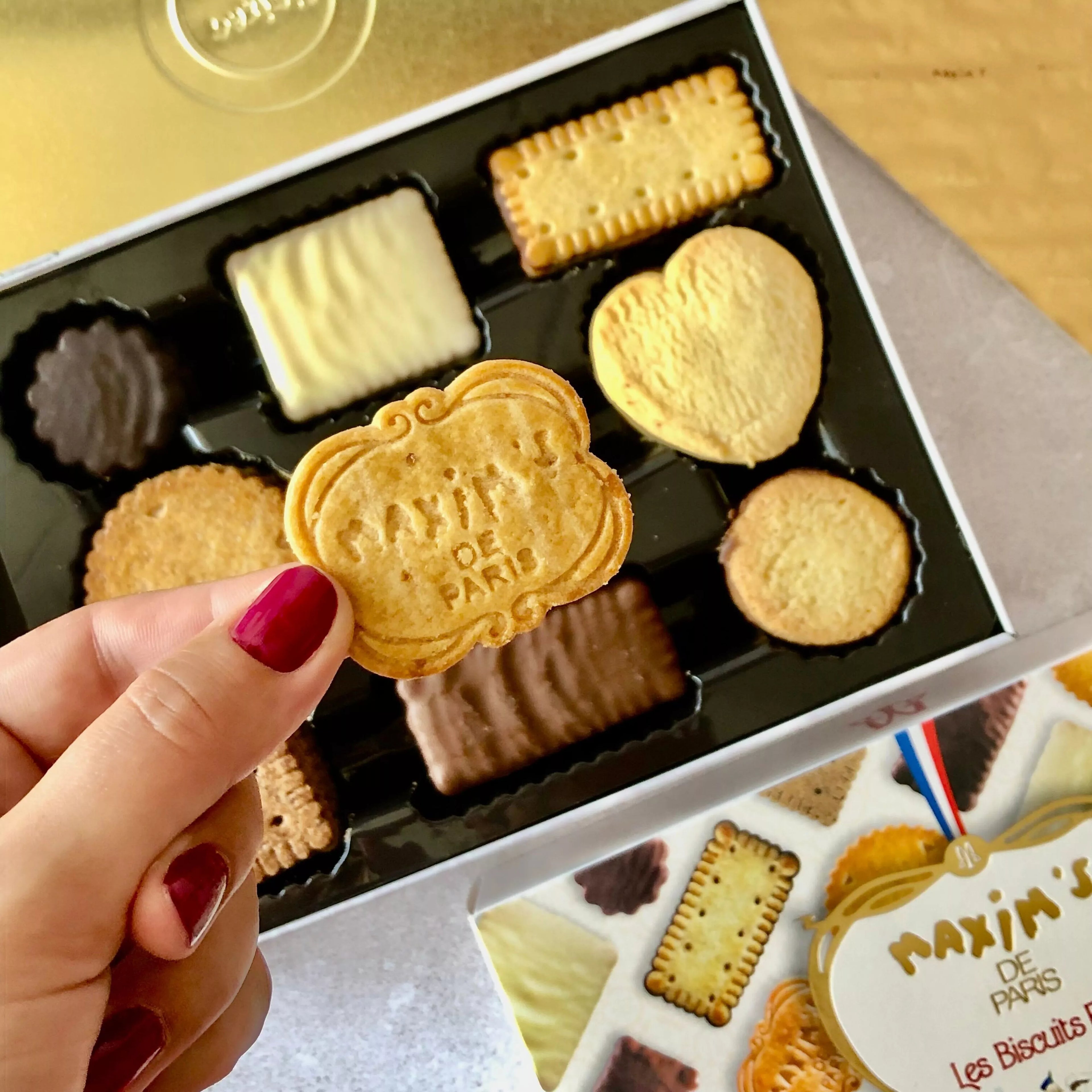 Boite métal assortiment de 32 biscuits fins