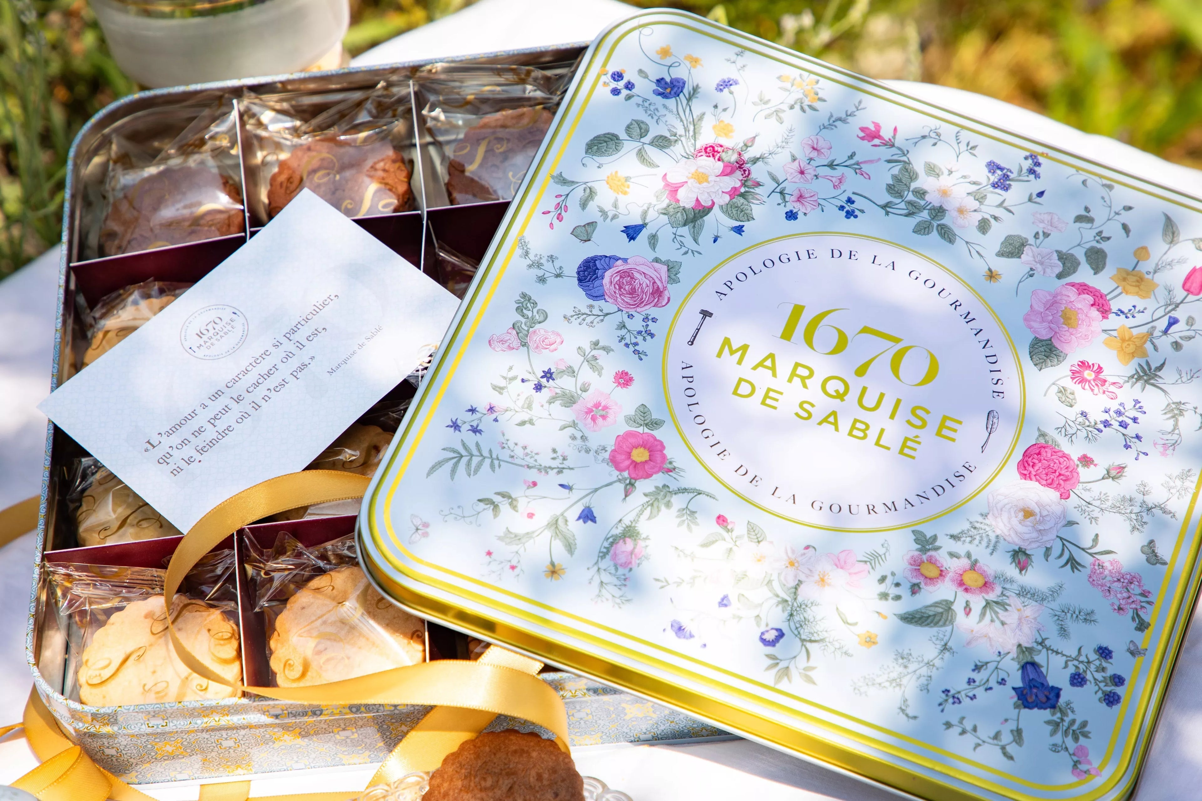 Coffret métal bouquet sauvage assortiment de biscuits