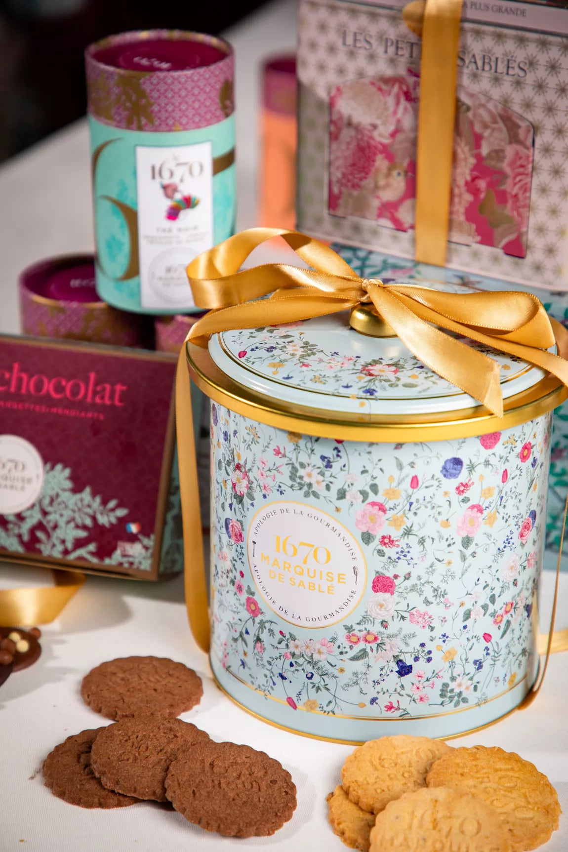 Biscuits sablés assortiment nature et tout chocolat - seau métal bouquet sauvage