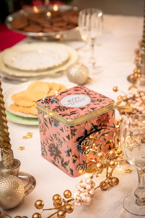 Plain shortbread cookies with chocolate chips - Renaissance mini metal dispenser box