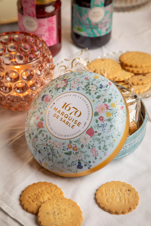 Shortbread cookies with salted butter caramel chips - round metal box Bouquet sauvage